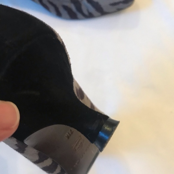 DONALD J PLINER SEANA KITTEN HEEL PUMPS - Picture 8 of 9